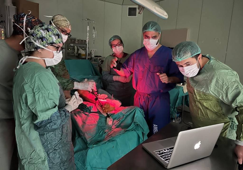 AFSÜ Hastanesinde Sanal Gerçeklikle Mikrocerrahi Eğitimi ve Serbest Doku Nakli Ameliyatı 